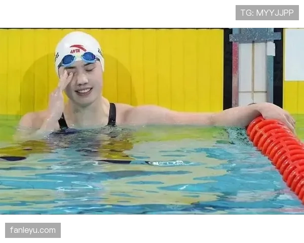 张雨霏家里浴室像游泳馆，平时竟然这样跳水练到天黑？